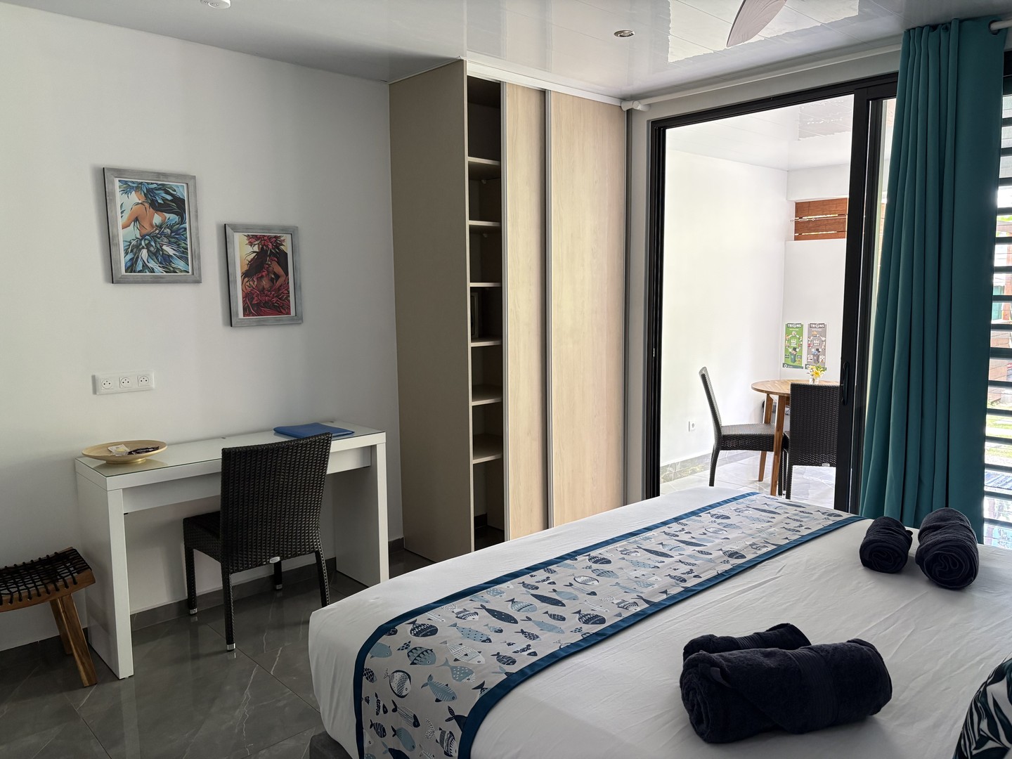 chambre avec coin bureau